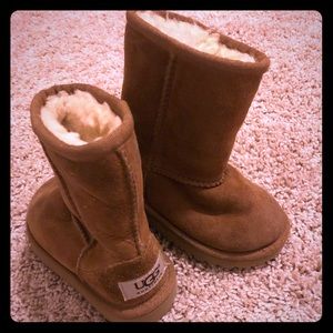 UGG boots : barely worn: kids size 7